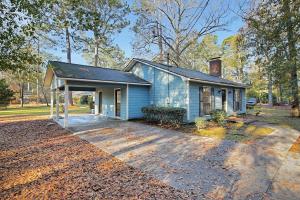 uma casa azul com um alpendre e uma entrada em Historic Downtown Hideaway em Statesboro