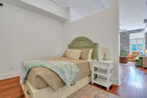 sypialnia z łóżkiem z zielonym zagłówkiem w obiekcie Knockout Loft- Near Plant Riverside w mieście Savannah