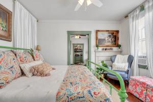 um quarto com uma cama e uma cadeira em The Graham on Oglethorpe Square em Savannah