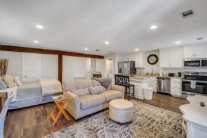 斯泰茨伯勒Eagle Exec Loft In Downtown Statesboro的带沙发的客厅和厨房