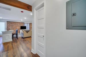 Eagle Exec Loft In Downtown Statesboro的电视和/或娱乐中心