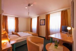 Pokój hotelowy z łóżkiem i biurkiem w obiekcie Hotel Scaletta w Puli