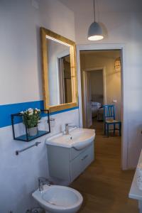 MugnanoにあるCasa Eufemia Cozy Apartmentsの洗面台、トイレ、鏡のあるバスルーム