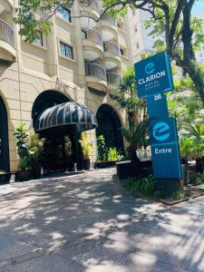 un cartello per un hotel di fronte a un edificio di Clarion Faria Lima a San Paolo
