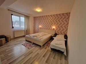 1 dormitorio con 2 camas en una habitación en Pensiunea Dara en Rîşnov