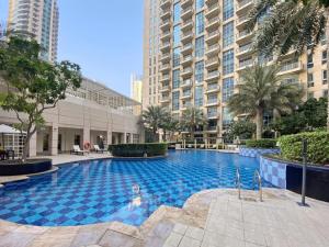 uma grande piscina num edifício com edifícios altos em Silkhaus spacious 1BDR in Downtown at Standpoint em Dubai