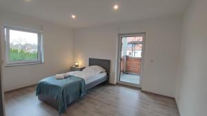 Una habitación blanca con una cama y una ventana. en Dammstraße 24-OG-ZV38, en Salzgitter