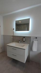 薩爾茨吉特的住宿－Dammstraße 24-OG-ZV38，白色的浴室设有水槽和镜子