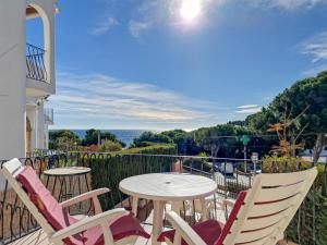 a patio with chairs and a table on a balcony at Casa Isabel Moraira in Moraira