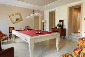 uma sala de estar com uma mesa de bilhar vermelha em Villa Lovi em Bassano del Grappa