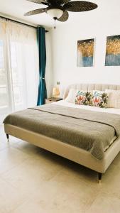 1 dormitorio con 1 cama grande y cortinas azules en Beautiful Star of the Caribbean - Apartment Estrella Dominicus Bayahibe, en La Laguna