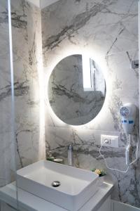 y baño con lavabo blanco y espejo. en Memories Apartments, en Sarandë