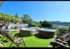 un patio con tres piscinas circulares en la hierba en Villa Paradisea, en Bacoli