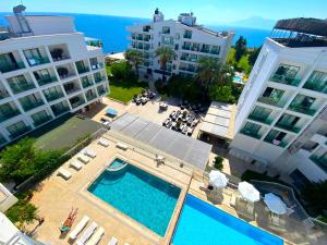 an overhead view of a swimming pool in between two buildings at Prima Hotel in Antalya