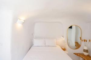 Ένα ή περισσότερα κρεβάτια σε δωμάτιο στο Stunning Santorini Villa 1 Bedroom Villa Indiana Private Heated Plunge