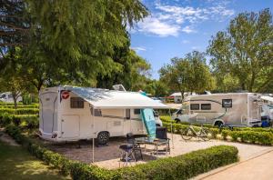 罗维尼Maistra Camping Veštar Pitches的两个rvs停在公园里彼此相邻