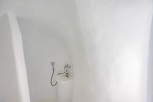 Ένα μπάνιο στο Stunning Santorini Villa 1 Bedroom Villa Indiana Private Heated Plunge +18 φωτογραφίες