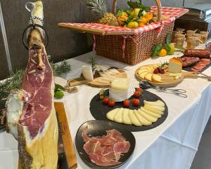uma mesa com queijo, carne e outros alimentos em Puro Dão Hotel & Spa em Nelas