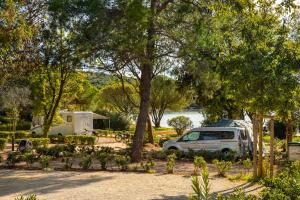 Maistra Camping Veštar Pitches外面的花园