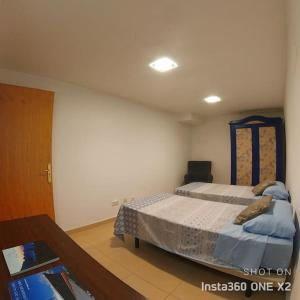 um quarto com uma cama e uma secretária. em Apartamento Calidad - playa - paseos-Servicios em La Garita