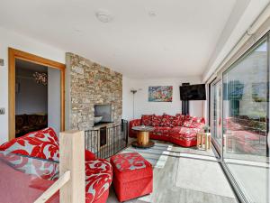 uma sala de estar com um sofá vermelho e uma parede de tijolos em 3 bed in Teignmouth 91466 em Teignmouth