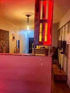 拉巴特的住宿－Studio prestige N1 pieds sur Mer，红色的台面,有红色和黄色的窗口
