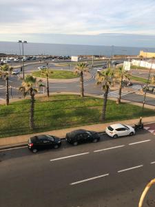 um grupo de carros estacionados ao lado de uma rua em Studio prestige N1 pieds sur Mer em Rabat