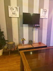 拉巴特的住宿－Studio prestige N1 pieds sur Mer，客厅设有壁挂式平面电视。