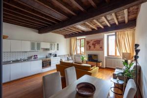 een keuken en een woonkamer met een bank en een tafel bij Ciompi Square-Hosted by Sweetstay in Florence