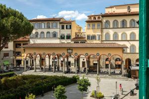 een groot gebouw met een binnenplaats ervoor bij Ciompi Square-Hosted by Sweetstay in Florence