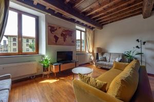 een woonkamer met een bank en een tv bij Ciompi Square-Hosted by Sweetstay in Florence
