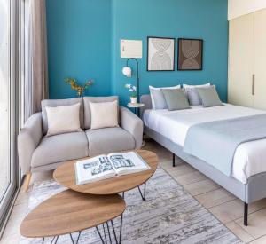 sypialnia z łóżkiem, kanapą i stołem w obiekcie Silkhaus elegant studio with Burj Khalifa view and balcony w Dubaju