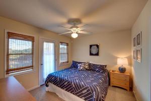 une chambre avec un lit et un ventilateur de plafond dans l'établissement Salty Root-Southern Shores Beauty-Free Pool Heat April & May, à Kitty Hawk 38 autres photos