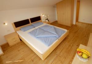 
A bed or beds in a room at Garni Karlegger
