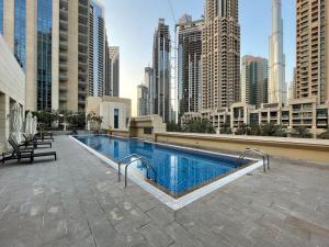 Bazén v ubytování Silkhaus newly furnished 1BDR in Downtown near Burj Khalifa nebo v jeho okolí