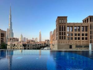 une grande piscine d'eau dans une ville avec des bâtiments dans l'établissement Silkhaus Burj Khalifa view large 2BDR in new tower, à Dubaï