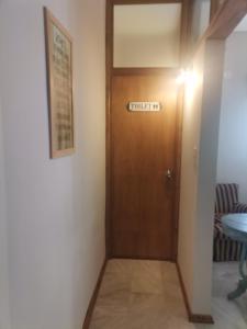 eine Holztür mit einem Schild darauf in einem Zimmer in der Unterkunft MANDALA HOME in Durazno