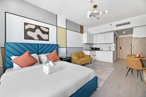 Postel nebo postele na pokoji v ubytování Silkhaus new stylish studio in JVC Luma21