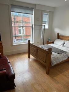 1 dormitorio con cama y ventana grande en Aspect apartments en Chesham