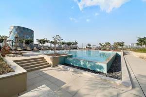 una piscina nel centro di un resort di Silkhaus Luxury 1BDR Dubai Hills Pool & Gym a Dubai
