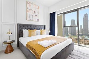 um quarto com uma cama grande e uma janela grande em Silkhaus MOST EXCLUSIVE! FULL Burj Khalifa & Fountains view no Dubai