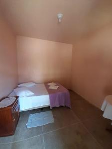 1 dormitorio pequeño con 1 cama y vestidor en Espaço Bella Ville en Alto Caparao