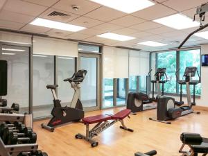 een fitnessruimte met verschillende loopbanden en crosstrainers bij Silkhaus lovely studio with Downtown view in Boulevard central in Dubai