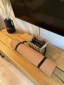 a wicker basket sitting on top of a table at Le Ludz Blagnac in Blagnac