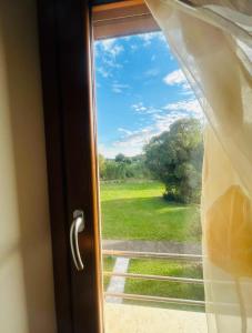 una finestra con vista su un campo verde di Suite Queen a Vittorio Veneto