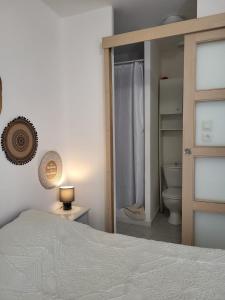 Säng eller sängar i ett rum på Abrivado Appartements meublés dans une grande propriété en rez de jardin