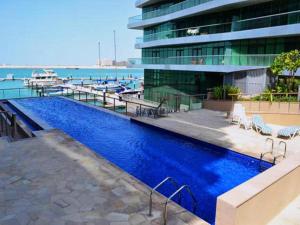 Bazén v ubytování Silkhaus cozy Studio at Al Bandar Marina with gym nebo v jeho okolí