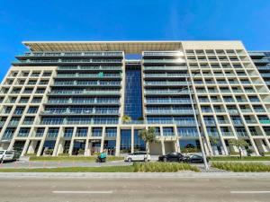 um grande edifício com carros estacionados em frente em Silkhaus Luxury studio in Saadiyat Island em Abu Dhabi