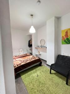 1 dormitorio con 1 cama y 1 silla negra en HotSpot Valencia, en Valencia