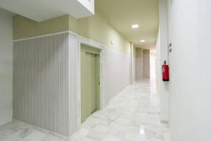 un corridoio vuoto con un idrante in un edificio di Teatro Plaza Apartments a Málaga